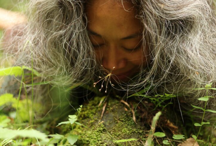 Filipina woman with long gray smelling moss. Photo/Image by Maria Lothe.